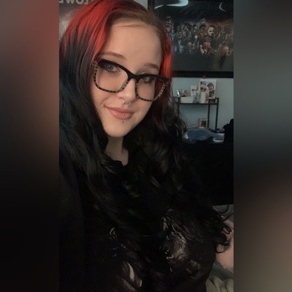 Meet your Posher, Emily - Picture 2 of 2